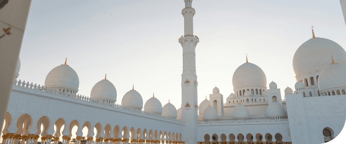 Белая мечеть на фоне заката